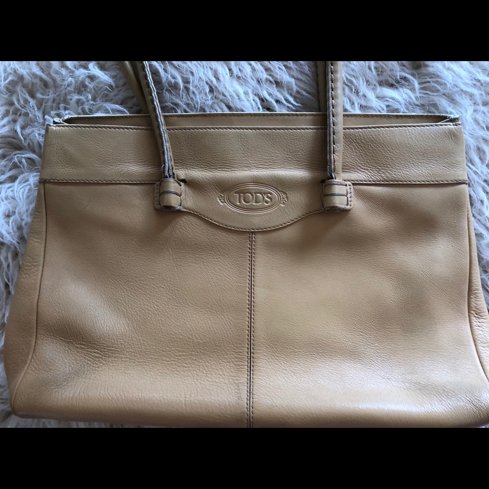 Tod’s large shoulder bag classic style in cream!